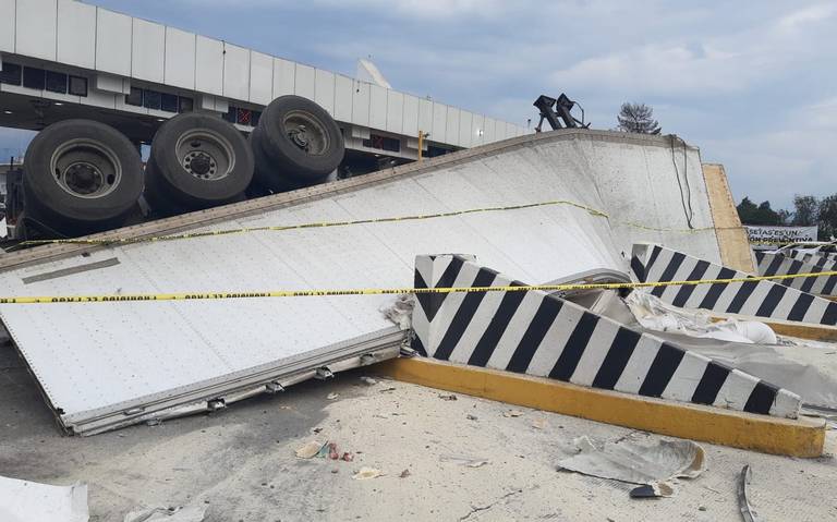 Chiếc xe container lật ngửa tại hiện trường