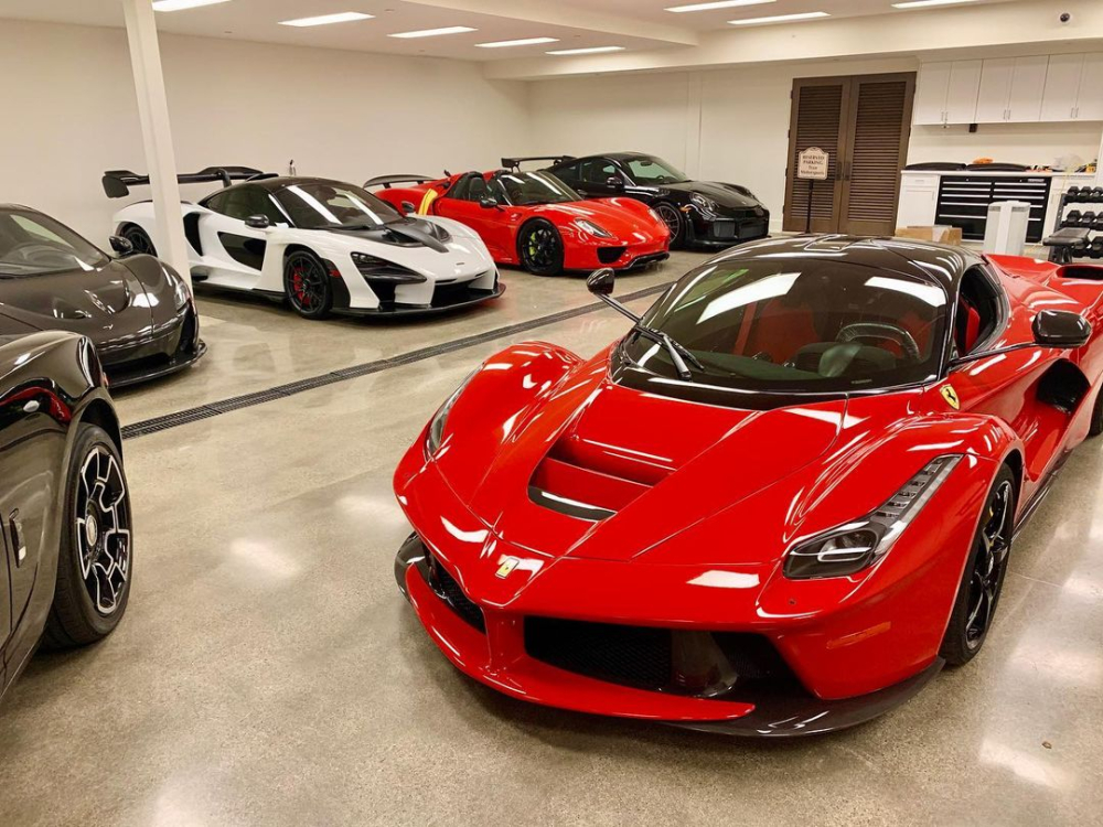 Bộ sưu tập xe của anh Hiệp hiện tại. Chiếc xe ngoài cùng kế McLaren Senna màu trắng chính là McLaren P1, 2 chiếc xe Porsche còn lại là 918 Spyder màu đỏ và 911 GT2 RS màu đen, cuối cùng là Ferrari LaFerrari và ngoài ra còn có sự lấp ló xuất hiện của Rolls-Royce Ghost Black Badge Bộ sưu tập xe của anh Hiệp hiện tại. Chiếc xe ngoài cùng kế McLaren Senna màu trắng chính là McLaren P1, 2 chiếc xe Porsche còn lại là 918 Spyder màu đỏ và 911 GT2 RS màu đen, cuối cùng là Ferrari LaFerrari và ngoài ra còn có sự lấp ló xuất hiện của Rolls-Royce Ghost Black Badge