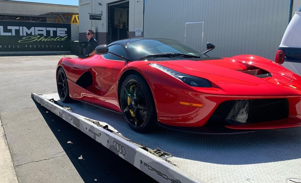 Doanh nhân Việt mua siêu xe Ferrari LaFerrari vào tháng 4 năm 2021