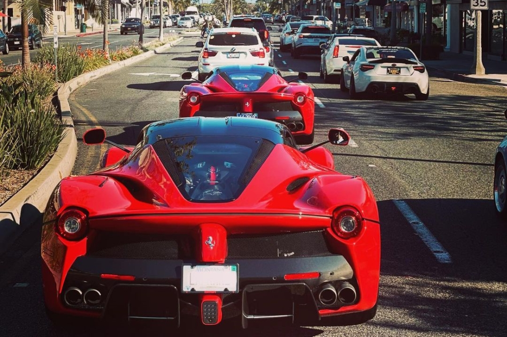 Cặp đôi Ferrari LaFerrari di chuyển cùng nhau