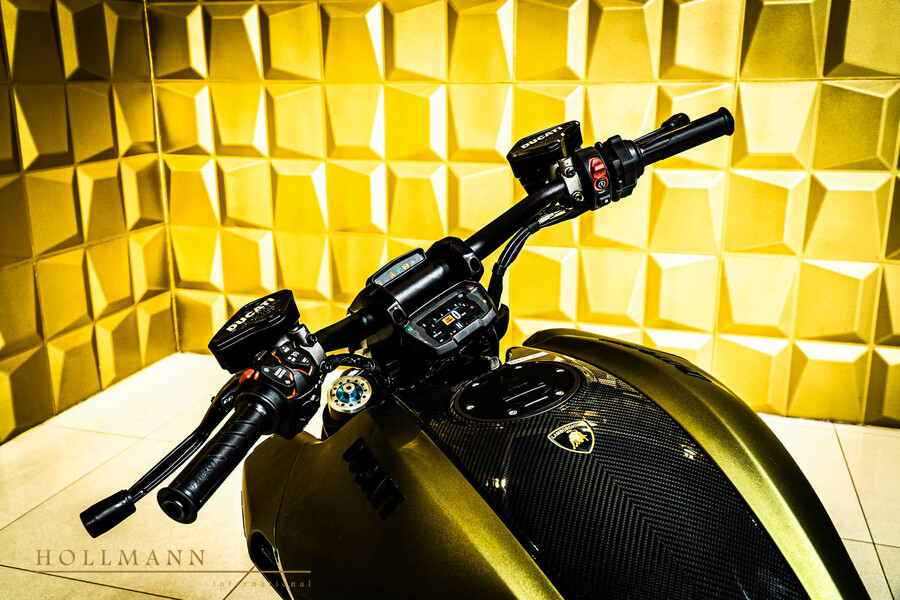 H&agrave;ng loạt chi tiết tr&ecirc;n xe bằng sợi carbon, logo h&atilde;ng xe Lamborghini cũng xuất hiện tr&ecirc;n Ducati Diavel 1260 Lamborghini