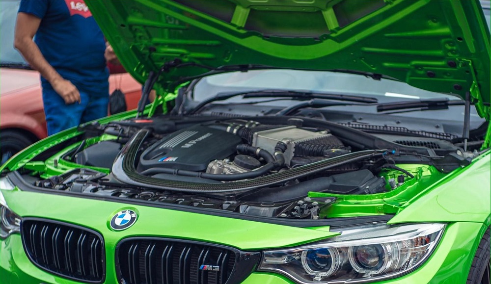 B&ecirc;n dưới nắp ca-p&ocirc; của chiếc xe n&agrave;y l&agrave; động cơ của BMW M3