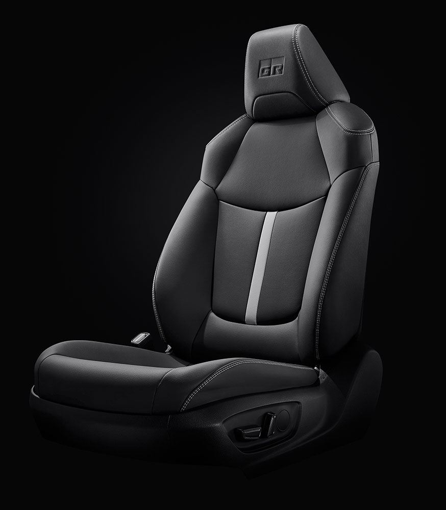 Ghế của Toyota Corolla Cross GR Sport 2021 được khâu chỉ trắng mới và dập logo GR Sport trên tựa đầu