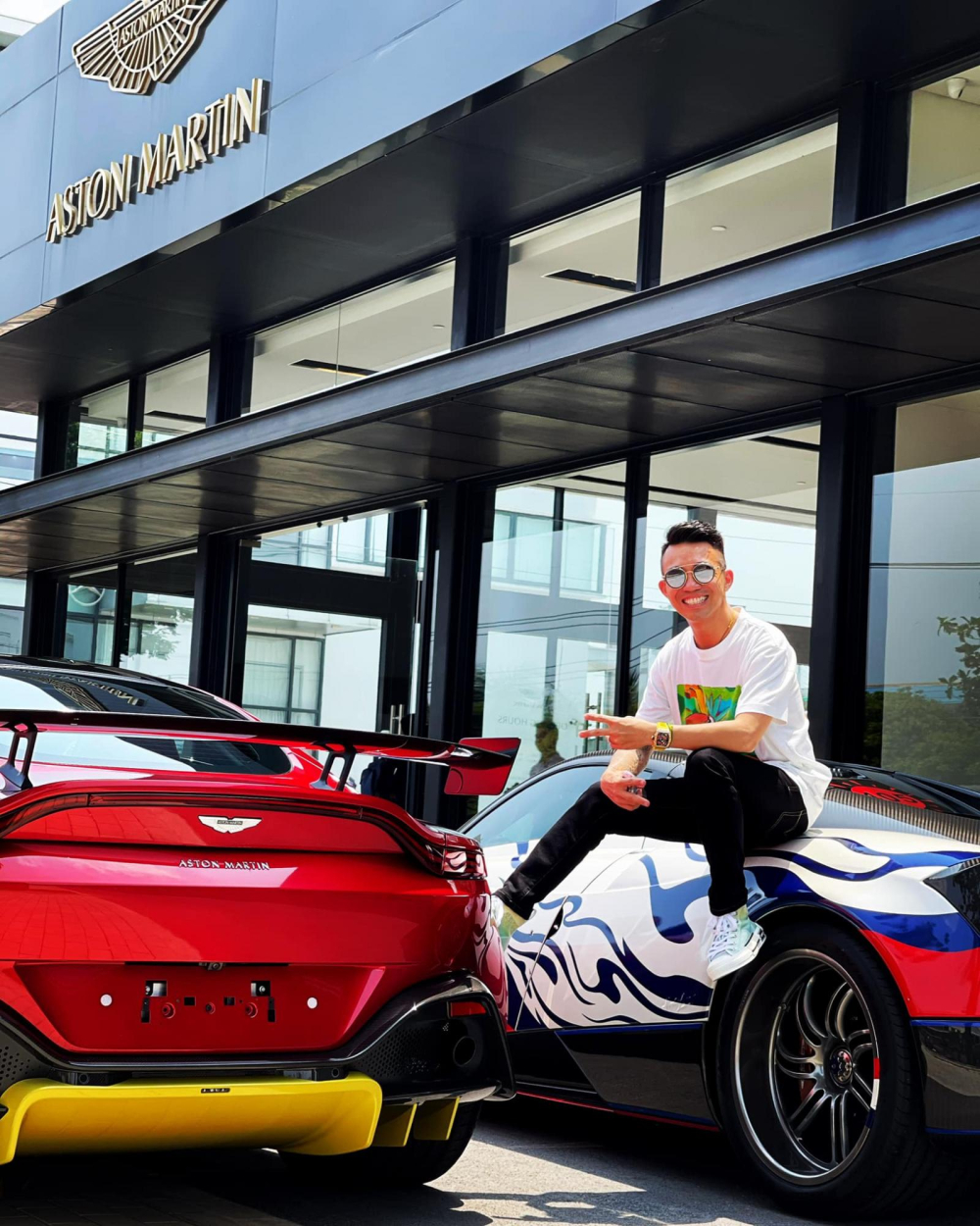 Minh Nhựa đang l&agrave; chủ nh&acirc;n của Pagani Huayra v&agrave; Aston Martin V8 Vantage