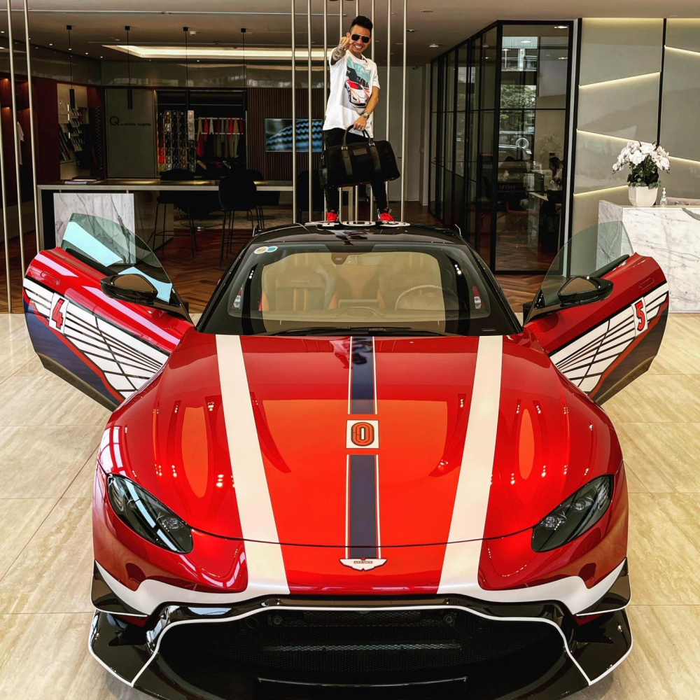 Minh Nhựa v&agrave; Aston Martin V8 Vantage