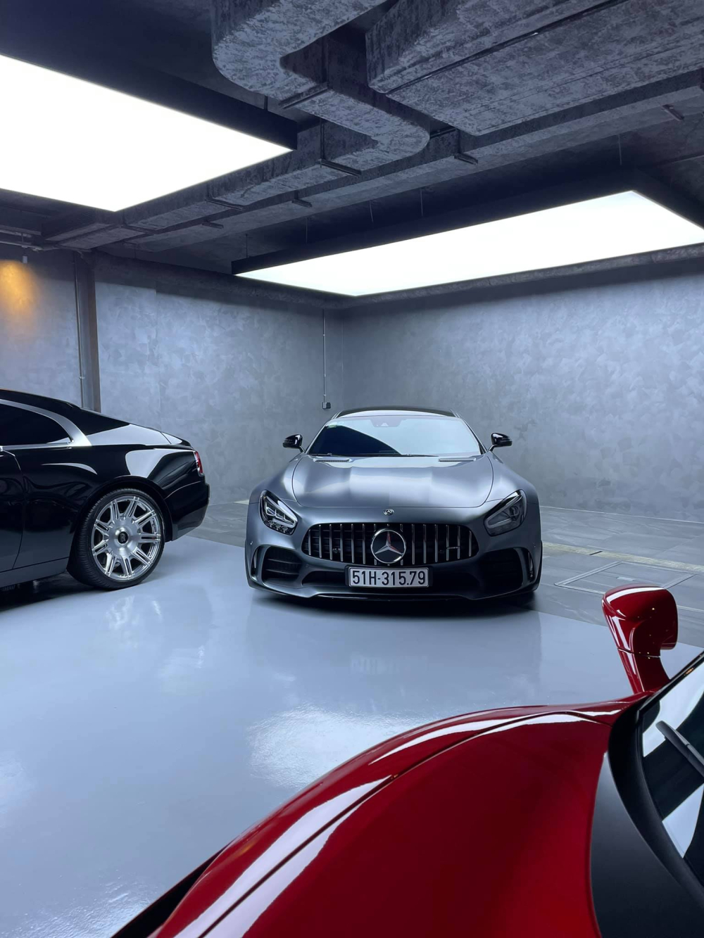 Ferrari F8 Tributo m&agrave;u đỏ, Rolls-Royce Wraith Series II m&agrave;u đen b&oacute;ng v&agrave; Mercedes-AMG GT R m&agrave;u x&aacute;m nh&aacute;m