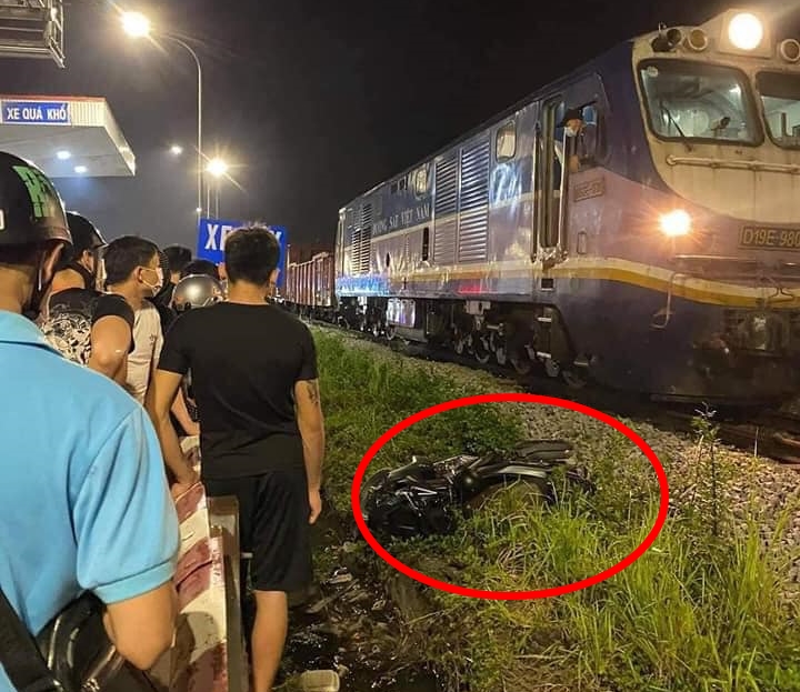 Hiện trường vụ tàu hỏa tông trúng xe máy do nam thanh niên điều khiển lao qua đường ray