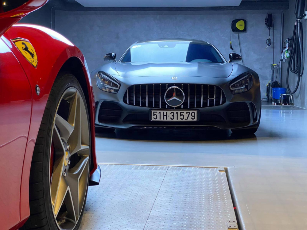 Minh Nhựa cho rằng Aston Martin V8 Vantage của m&igrave;nh đỗ c&ugrave;ng Ferrari F8 Tributo sẽ hợp m&agrave;u sơn so với mẫu xe Mercedes-AMG GT R