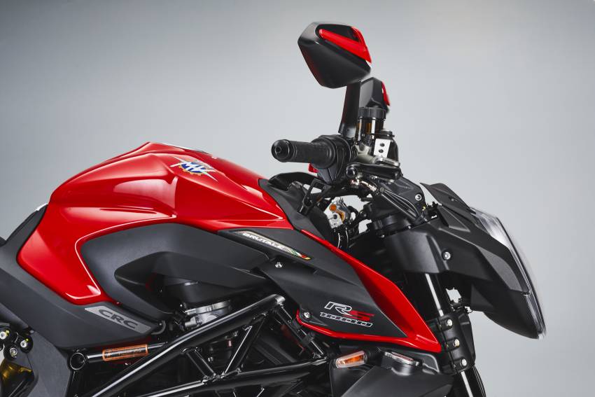 Tay lái của Brutale 1000RS được đặt cao hơn so với phiên bản RR Tay lái của Brutale 1000RS được đặt cao hơn so với phiên bản RR