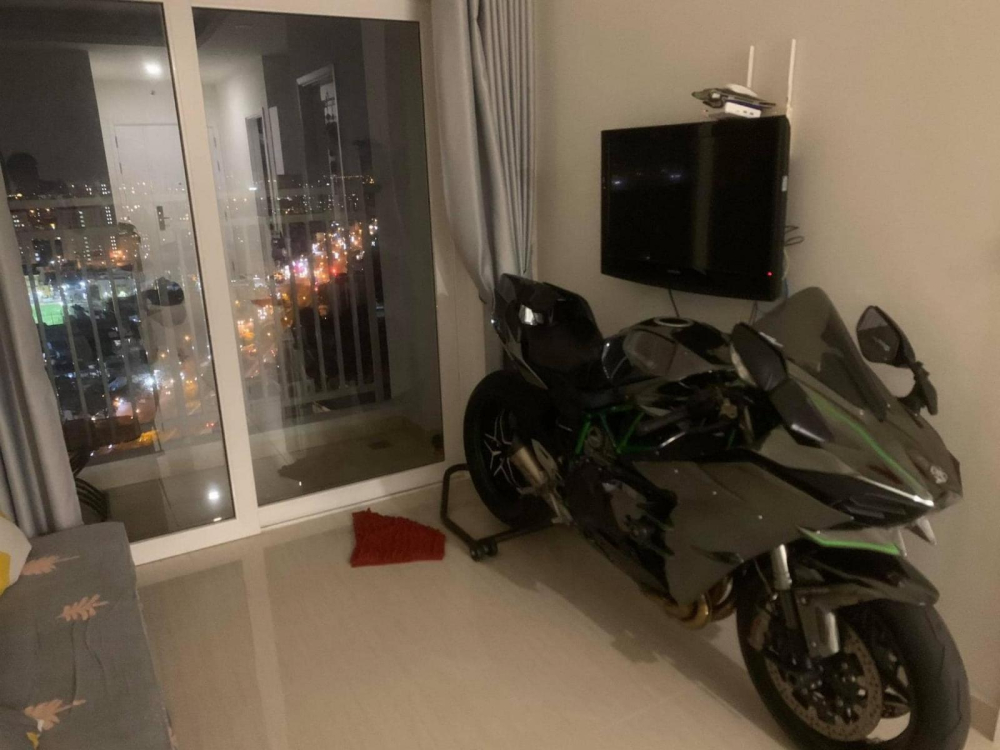 Xe được đặt ngay ngắn dưới chiếc TV bên cạnh ban công của căn hộ Xe được đặt ngay ngắn dưới chiếc TV bên cạnh ban công của căn hộ