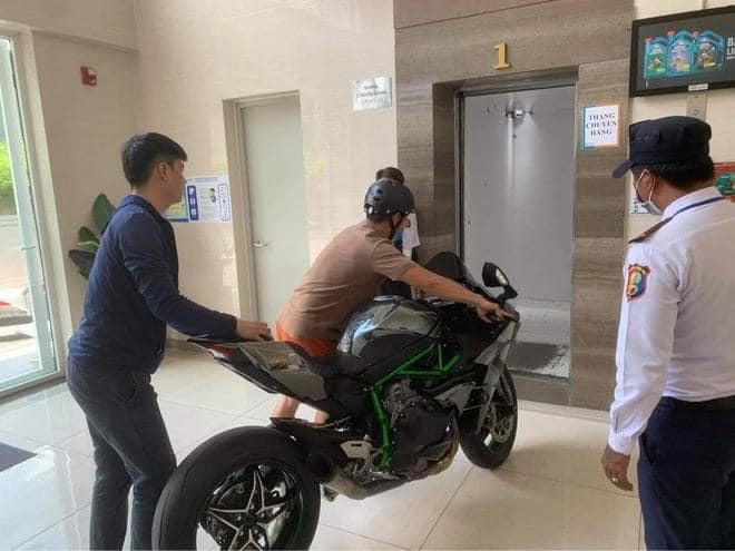 Quá trình đưa Kawasaki Ninja H2 lên tầng 19 của căn hộ chung cư Quá trình đưa Kawasaki Ninja H2 lên tầng 19 của căn hộ chung cư