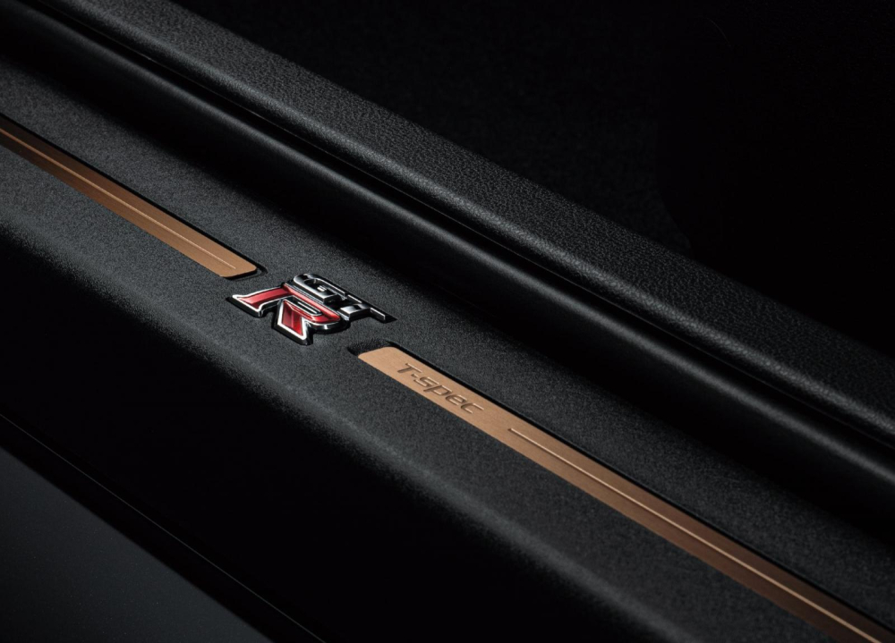 Logo T-Spec ở ốp bậc cửa của Nissan GT-R T-spec 2022 Logo T-Spec ở ốp bậc cửa của Nissan GT-R T-spec 2022