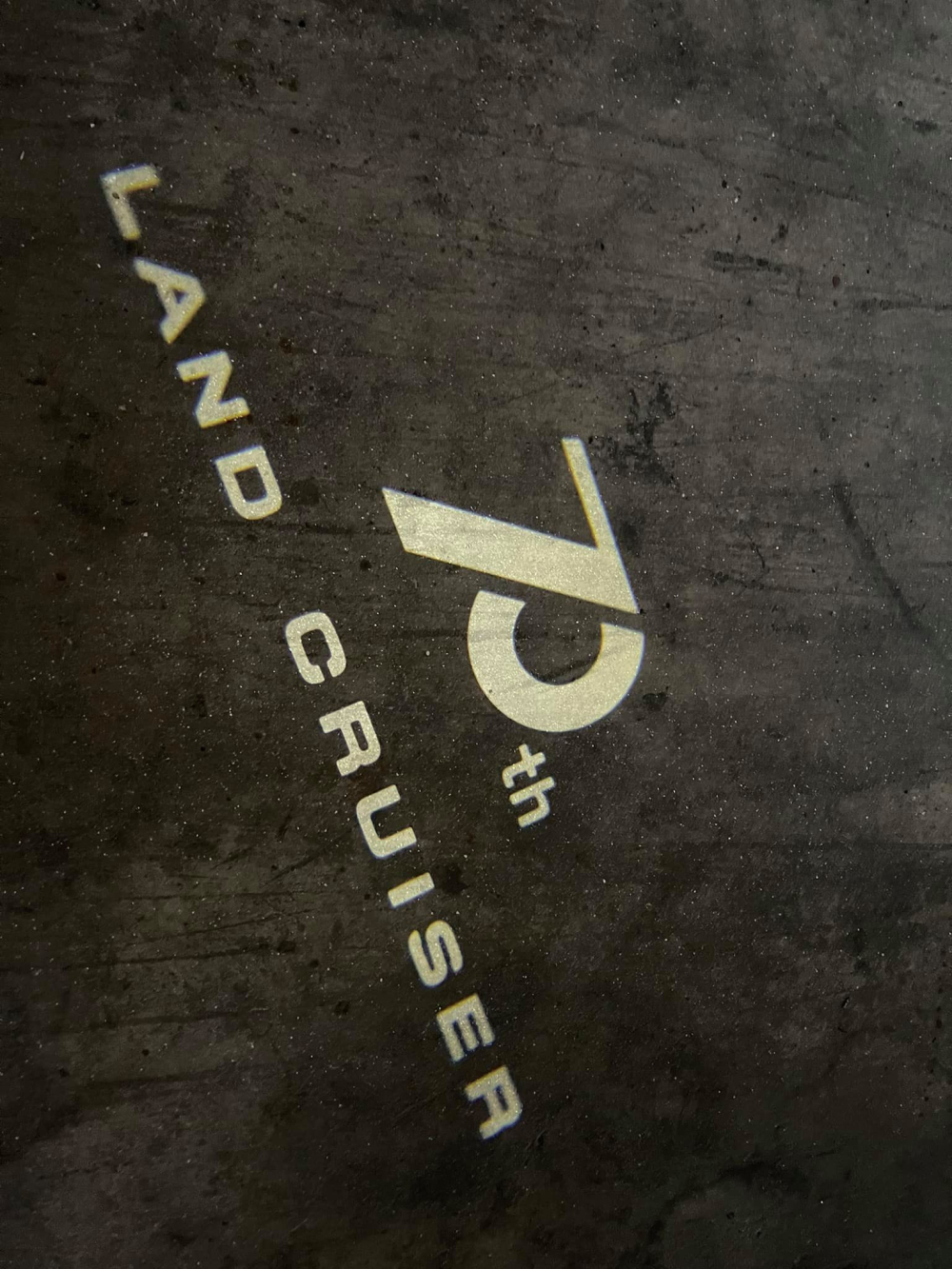 Xe còn có logo 70th Land Cruiser phát sáng Xe còn có logo 70th Land Cruiser phát sáng
