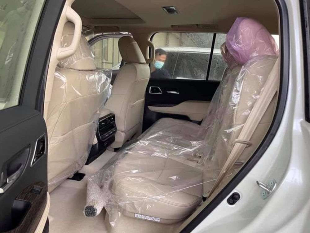 Và bức ảnh chụp khoang hành khách không thấy có sự góp mặt của màn hình giải trí phía sau Và bức ảnh chụp khoang hành khách không thấy có sự góp mặt của màn hình giải trí phía sau