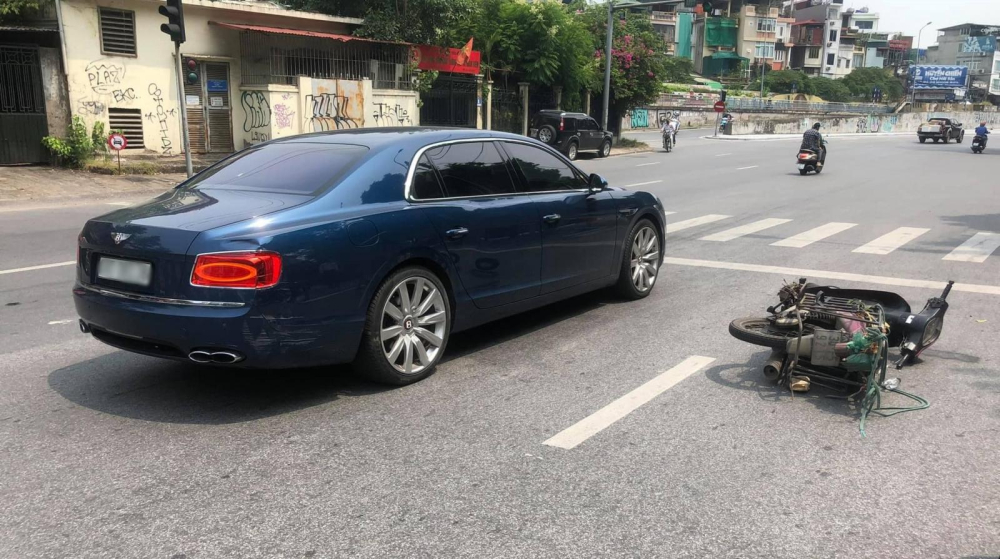 Hình ảnh chụp lại vụ va chạm giữa xe máy với xe siêu sang Bentley Flying Spur tại Hà Nội Hình ảnh chụp lại vụ va chạm giữa xe máy với xe siêu sang Bentley Flying Spur tại Hà Nội