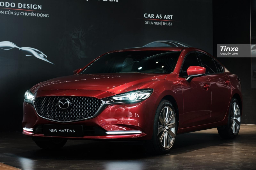 Giá bán của Mazda6 khởi điểm từ 889 triệu và cao nhất lên tới 1,049 tỷ đồng cho 3 phiên bản.