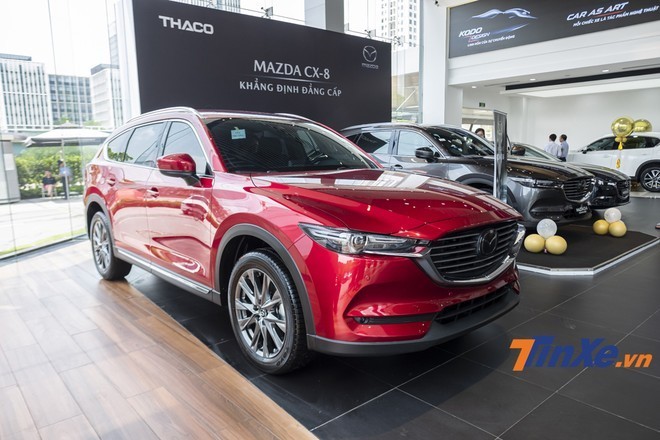 Mazda CX-8 được nhiều người đánh giá là bản phóng to của CX-5, điểm nổi bật nằm ở hệ dẫn động 4 bánh AWD trên bản cao cấp nhất.