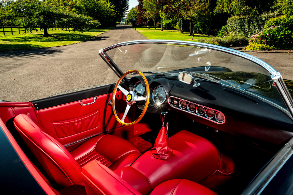 Nội thất của California Spyder Revival Nội thất của California Spyder Revival