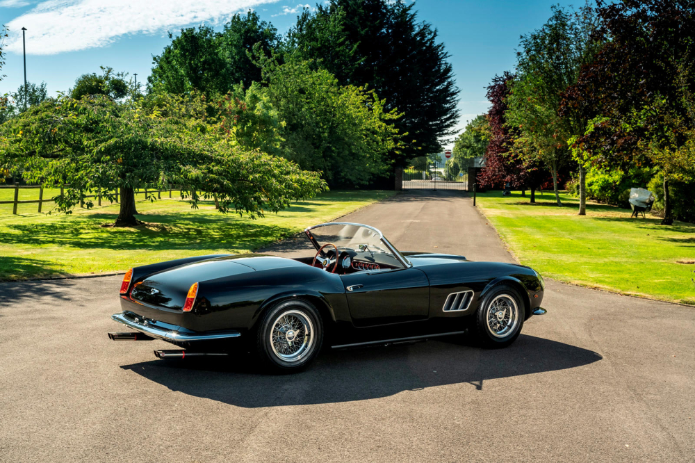 Phía sau của California Spyder Revival Phía sau của California Spyder Revival