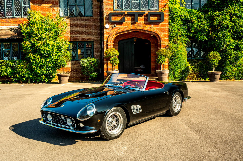 Phía trước của California Spyder Revival Phía trước của California Spyder Revival
