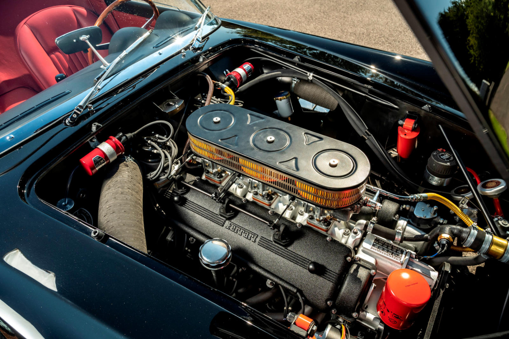 Khoang động cơ của California Spyder Revival Khoang động cơ của California Spyder Revival