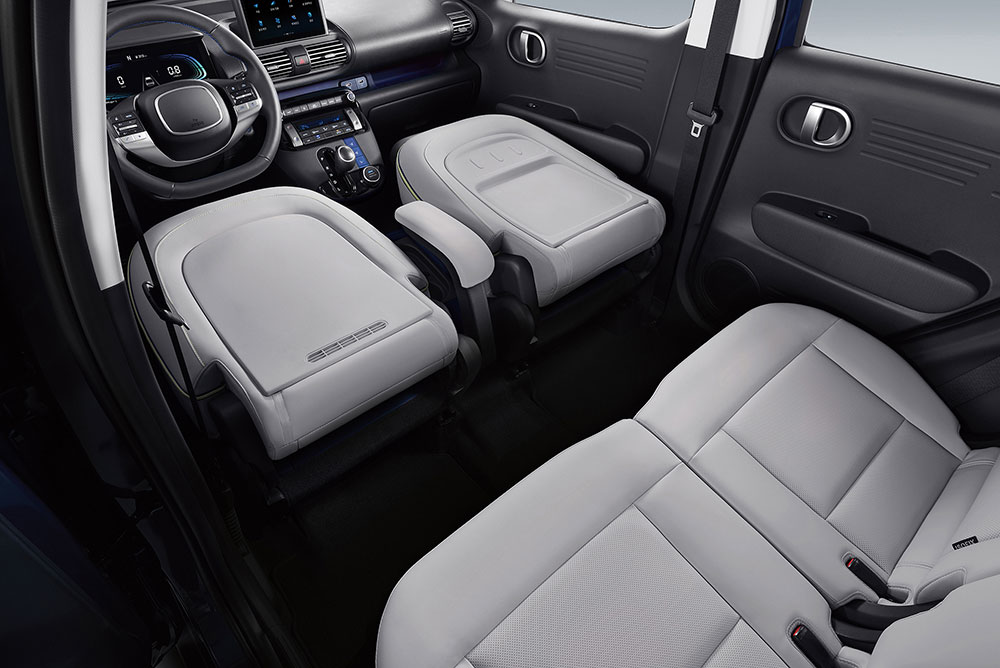 Người d&ugrave;ng Hyundai Casper 2022 c&oacute; thể gập 2 ghế b&ecirc;n phải xuống để chở vật d&agrave;i