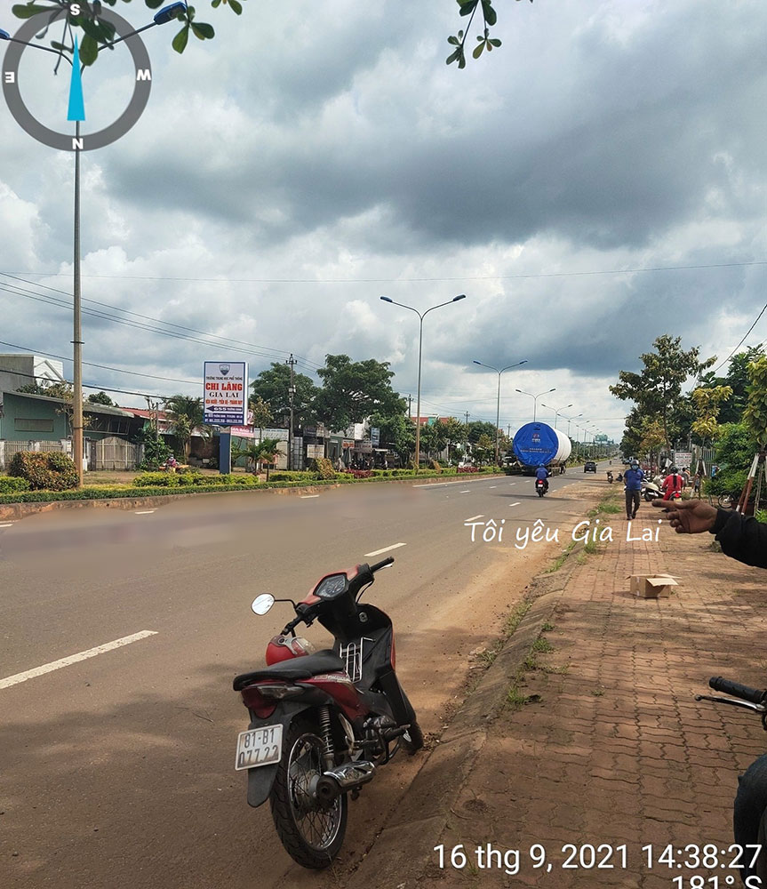 Chiếc xe máy của nạn nhân dựng bên lề đường