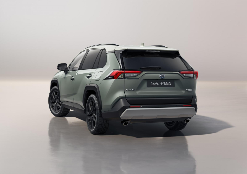 Toyota RAV4 Adventure 2022 được sơn phối 2 m&agrave;u đẹp mắt