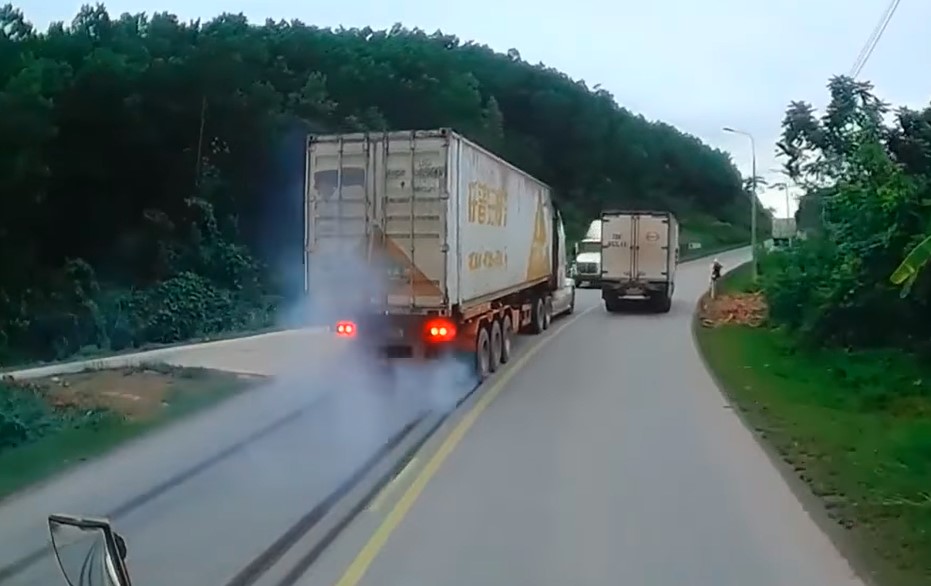 Chiếc xe container phanh ch&aacute;y lốp để tr&aacute;nh tai nạn