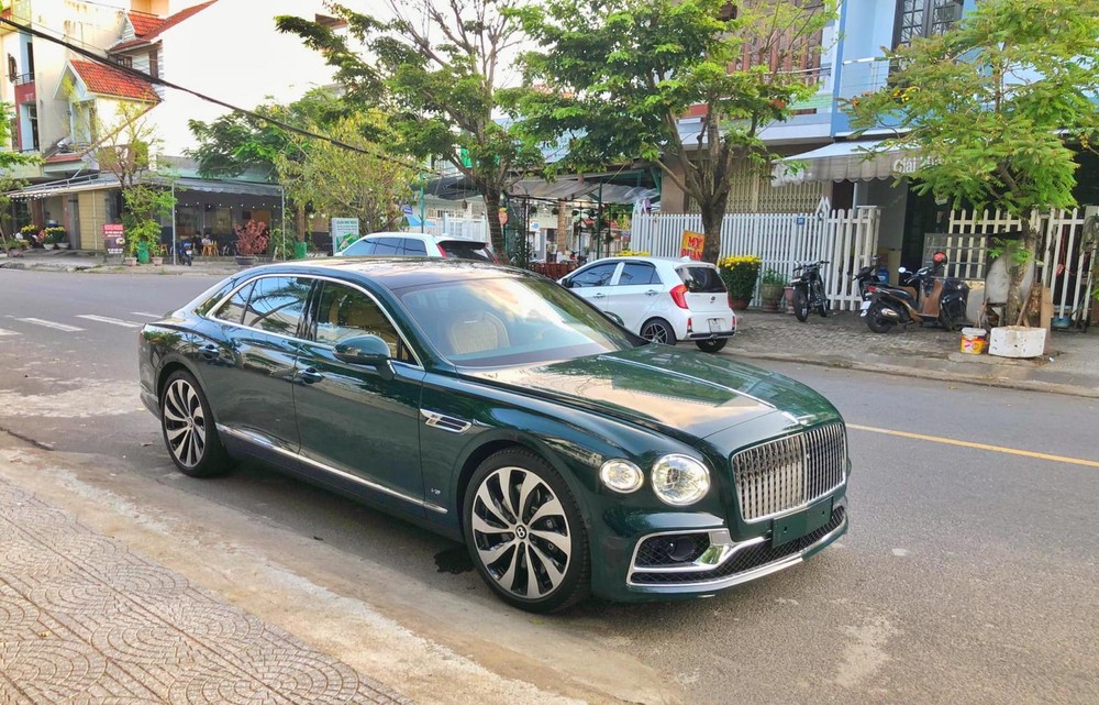 Chiếc xe siêu sang Bentley Flying Spur First Edition của đại gia lan đột biến Hóc Môn mang bộ áo xanh rêu tương tự xe trong ảnh Chiếc xe siêu sang Bentley Flying Spur First Edition của đại gia lan đột biến Hóc Môn mang bộ áo xanh rêu tương tự xe trong ảnh