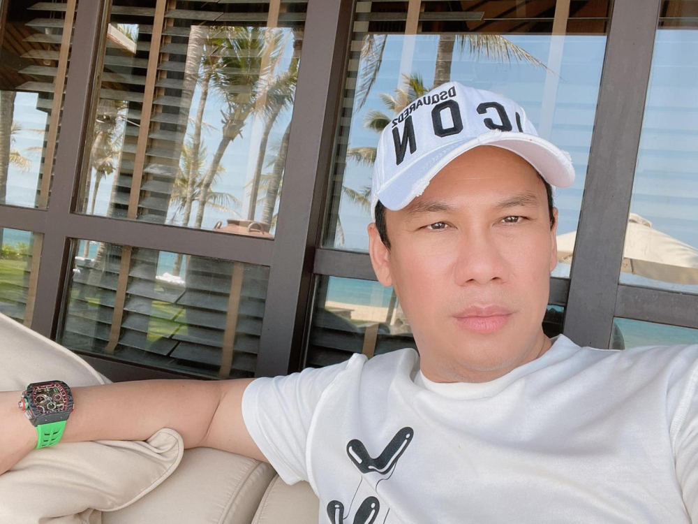 Doanh nhân Đức Huy sau khi nhận bàn giao xe Bentley Flying Spur First Edition chuẩn bị đón Ferrari SF90 Stradale về garage