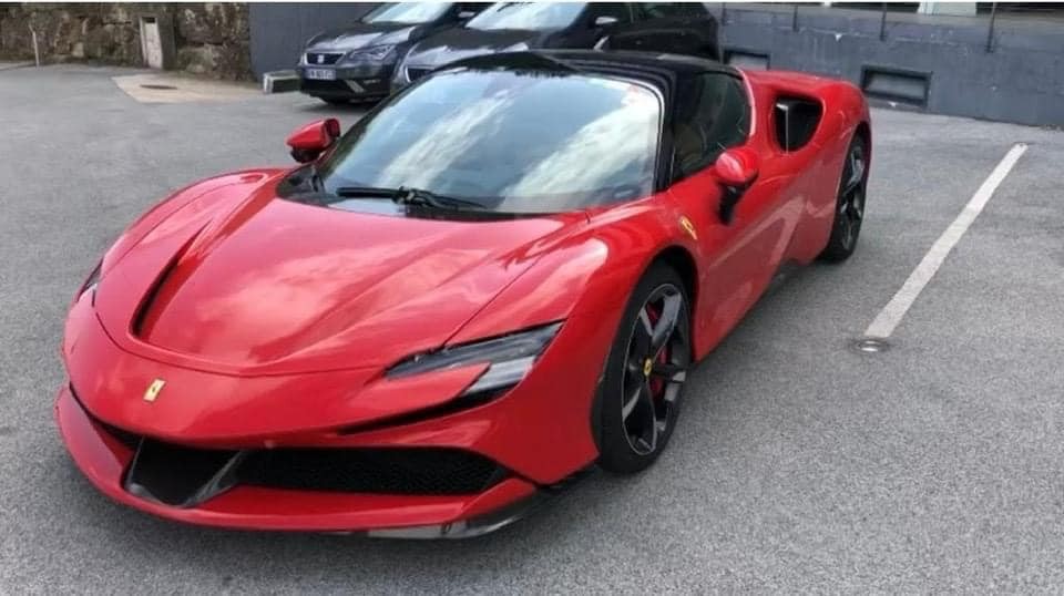Hình ảnh siêu xe Ferrari SF90 Stradale của Đức Huy ở nước ngoài