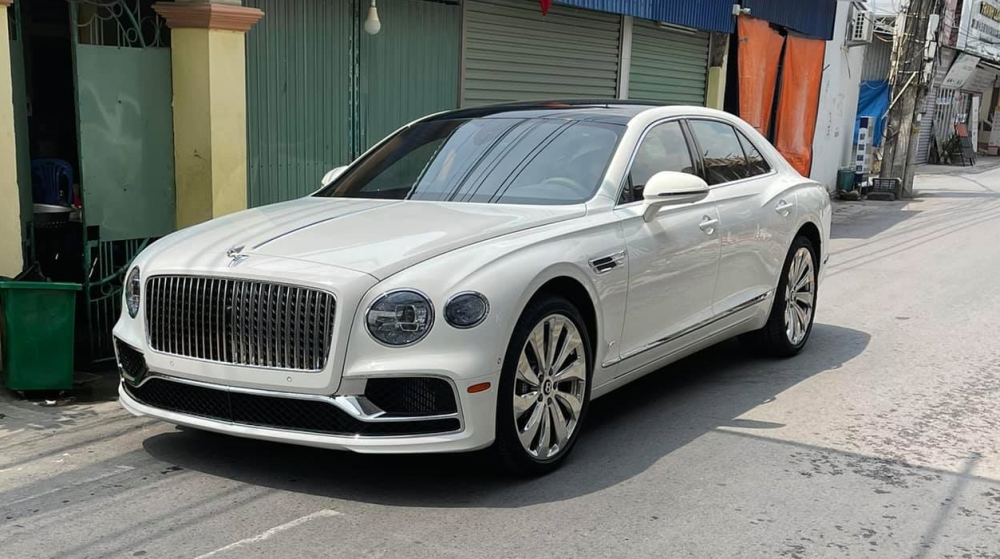 Còn đây là xe Bentley Flying Spur First Edition của chủ vườn lan đột biến Hải Phòng Còn đây là xe Bentley Flying Spur First Edition của chủ vườn lan đột biến Hải Phòng