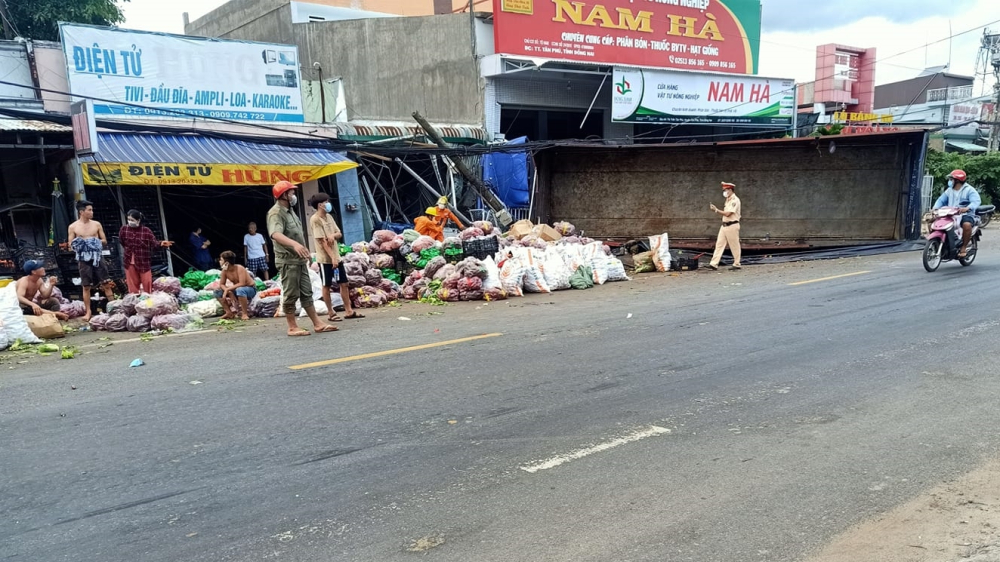 Chiếc xe tải tr&aacute;nh người đi đường n&ecirc;n lao v&agrave;o nh&agrave; d&acirc;n rồi lật nghi&ecirc;ng
