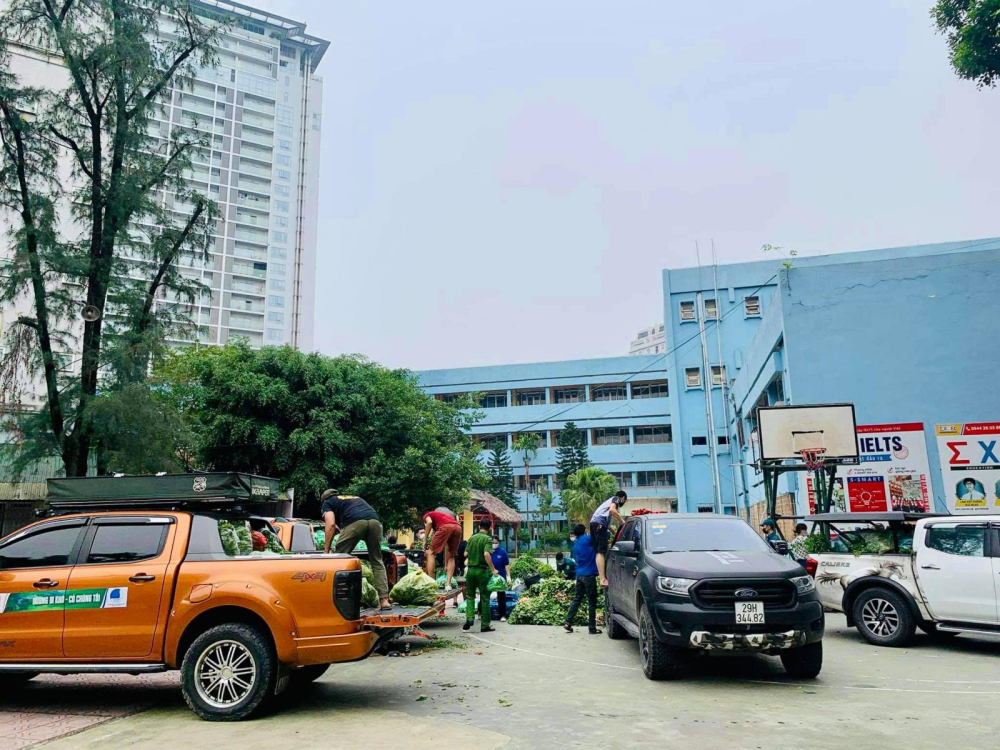Các thành viên câu lạc bộ bán tải hỗ trợ người dân gặp khó khăn vì dịch virus Covid-19.