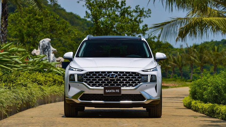 Hyundai Santa Fe 2021 dẫu có sụt giảm doanh số nhưng vẫn đứng đầu phân khúc.