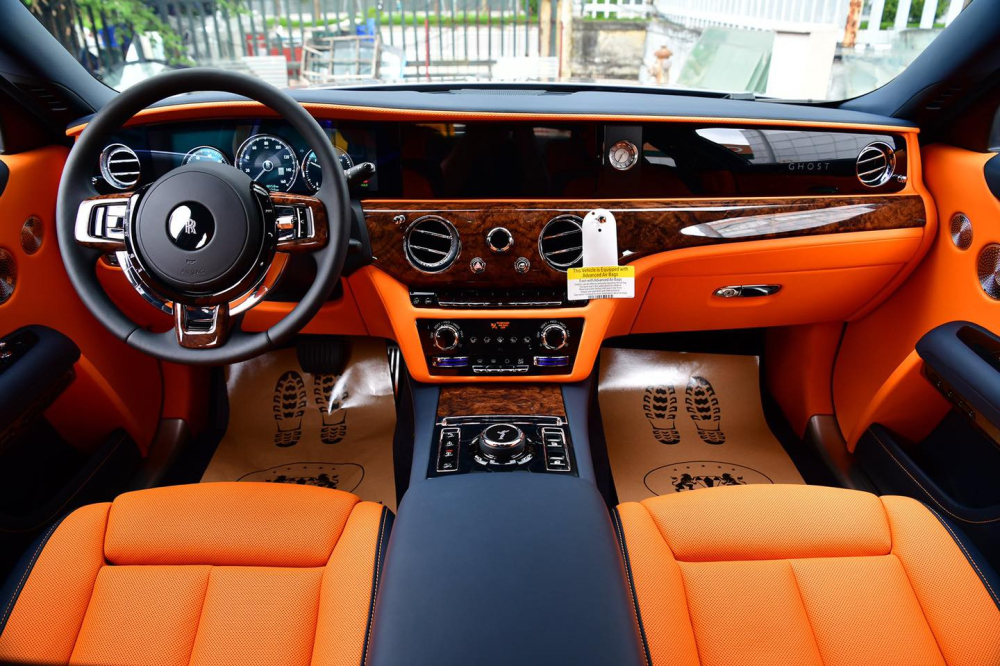 Toàn bộ khoang lái của Rolls-Royce Ghost 2021 thứ 2 về nước