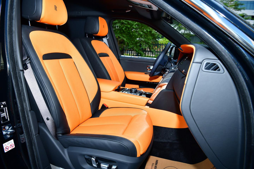Màu cam cũng là tông chủ đạo cho nội thất của chiếc Rolls-Royce Cullinan này