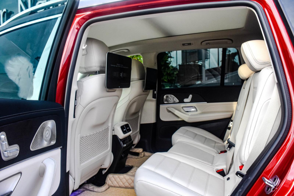 Nhưng mở cửa để ngắm khoang l&aacute;i sẽ thấy đ&acirc;y l&agrave; bản Mercedes-Benz GLS 450 