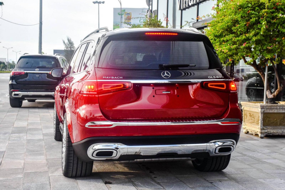 Vẻ đẹp của Mercedes-Benz GLS 450 độ Mercedes-Maybach GLS 600 từ ph&iacute;a sau