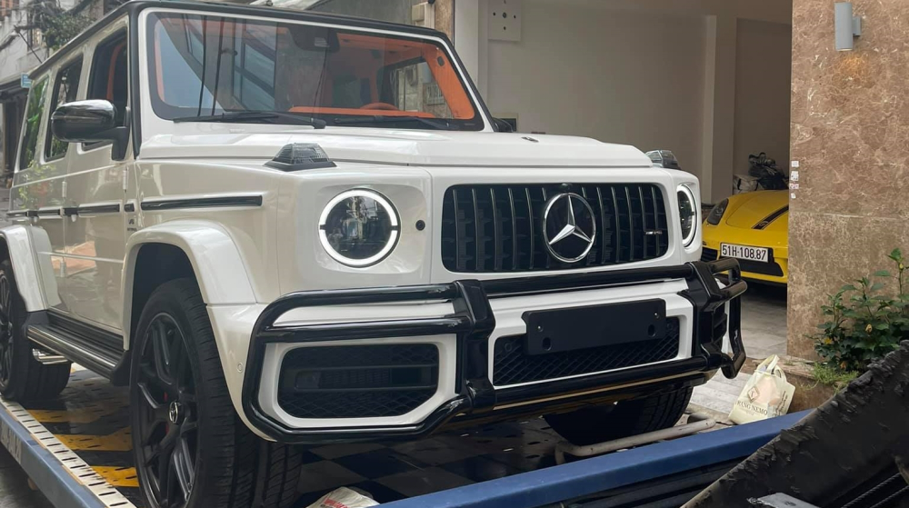 Người đẹp n&agrave;y chia sẻ sẽ b&aacute;n chiếc xe Porsche 718 Cayman để c&oacute; chỗ che nắng che mưa cho Mercedes-AMG G63
