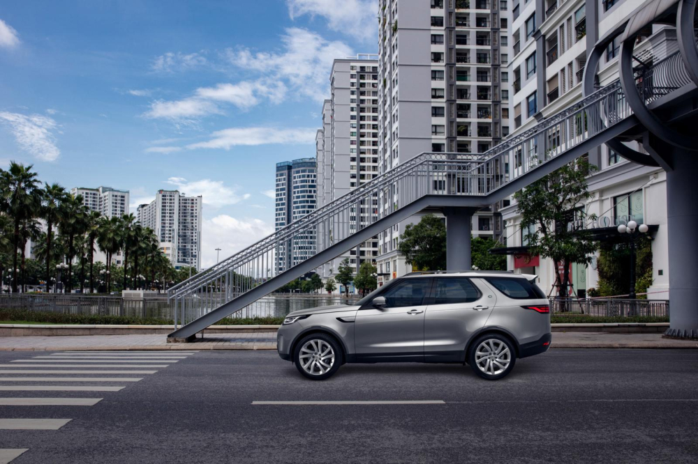 Land Rover Discovery l&agrave; d&ograve;ng xe SUV hạng sang c&oacute; t&iacute;nh đa dụng cao.
