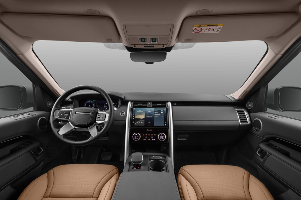 Nội thất đơn giản, tinh tế v&agrave; đầy đủ tiện nghi của Land Rover Discovery mới.