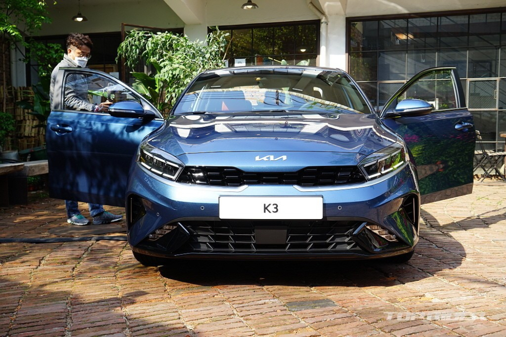 Lưới tản nhiệt của Kia K3 2022 được thiết kế nhỏ và rộng hơn đời trước, đem lại diện mạo thể thao hơn. Lưới tản nhiệt của Kia K3 2022 được thiết kế nhỏ và rộng hơn đời trước, đem lại diện mạo thể thao hơn.