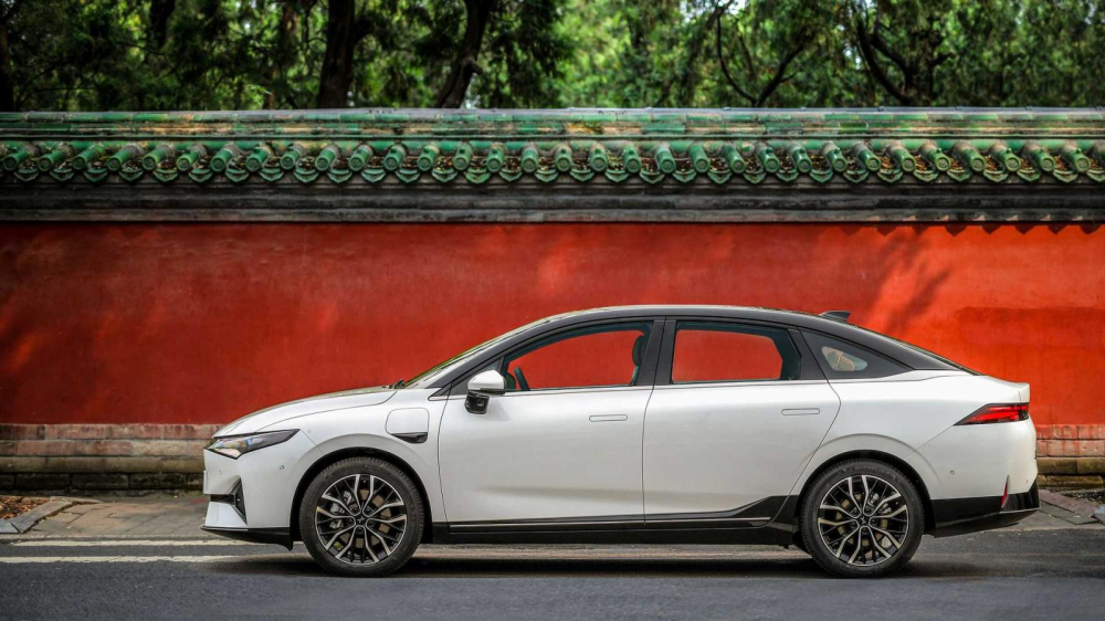 Phía sườn của Xpeng P5 2021