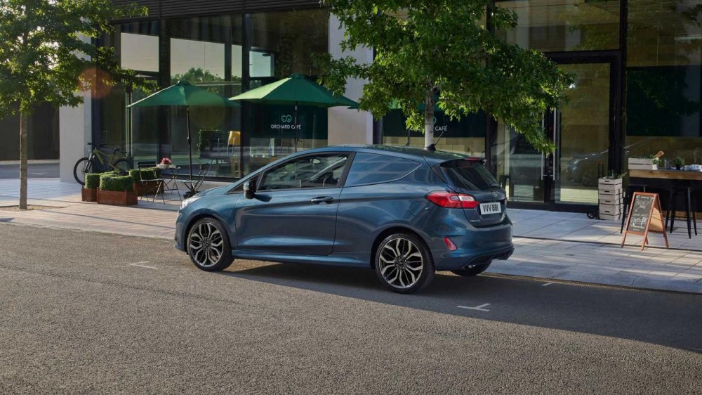 Ford Fiesta Van 2022 chỉ có 3 cửa và bị bịt kín cửa sổ sau Ford Fiesta Van 2022 chỉ có 3 cửa và bị bịt kín cửa sổ sau