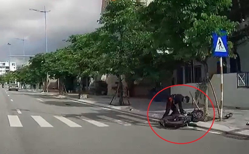 Nam thanh niên đi xe máy lao vào gốc cây sau khi tránh ô tô sang đường