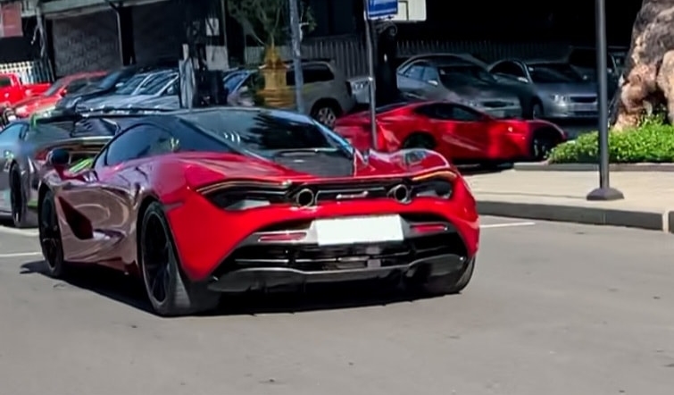 Si&ecirc;u xe Ferrari 812 Superfast m&agrave;u đỏ, kế đến l&agrave; Lamborghini Huracan STO v&agrave; sau c&ugrave;ng l&agrave; McLaren 720S