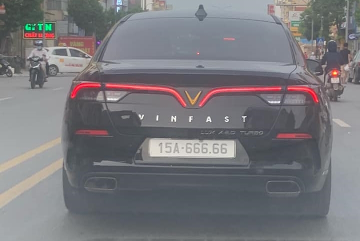 VinFast LUX A2.0 si&ecirc;u biển ở Hải Ph&ograve;ng khiến d&acirc;n mạng xu&yacute;t xoa độ m&aacute;t tay của chủ nh&acirc;n