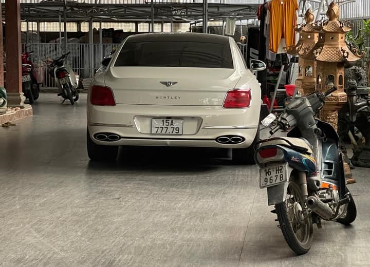 Dòng xe siêu sang Bentley Flying Spur V8 First Edition có ống xả kép, khác biệt so với ống xả Oval trên Bentley Flying Spur W12 First Edition